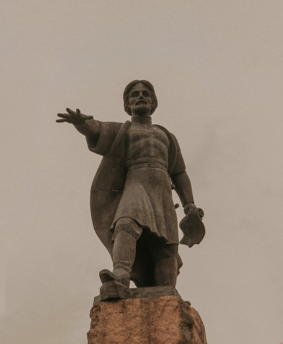 Памятник основателю красноярска андрею дубенскому. Памятник дубенскому в красноярске. Памятник основателю красноярска андрею дубенскому. Памятник андрею дубенскому в красноярске. Памятник воеводе андрею дубенскому.