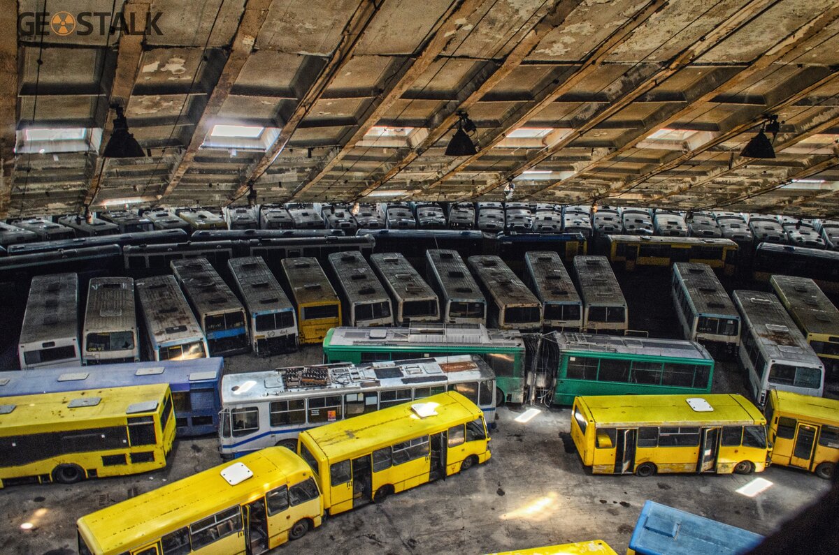 Нашёл сотню заброшенных автобусов под бетонным куполом! Откуда они здесь?