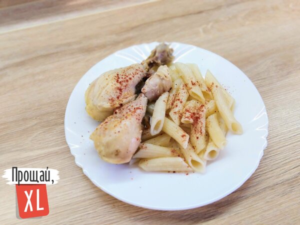 Обед: куриные голени, макароны и перец