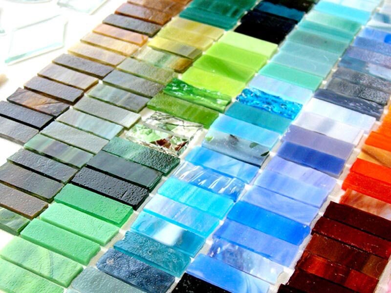 Стекла разного цвета. Цветные стекла. Плитка из переработанного стекла. Стеклянная плитка. Цветная стеклянная плитка.