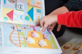 … Сейчас как-то принято обучать малыша тому, этому и вот этому чуть ли не с ползунков. Малыш еще не успел родиться, а продвинутая мама уже тщательно изучила все, что касается раннего обучения и развития. К двум месяцам малыш обзаведется развивающими игрушками (и боже упаси купить НЕ-развивающую!), в год начнет изучать английский и китайский, в три года будет безвылазно сидеть на развивающих занятиях, а к 6 годам полностью пройдет программу 3 класса по математике и письму.