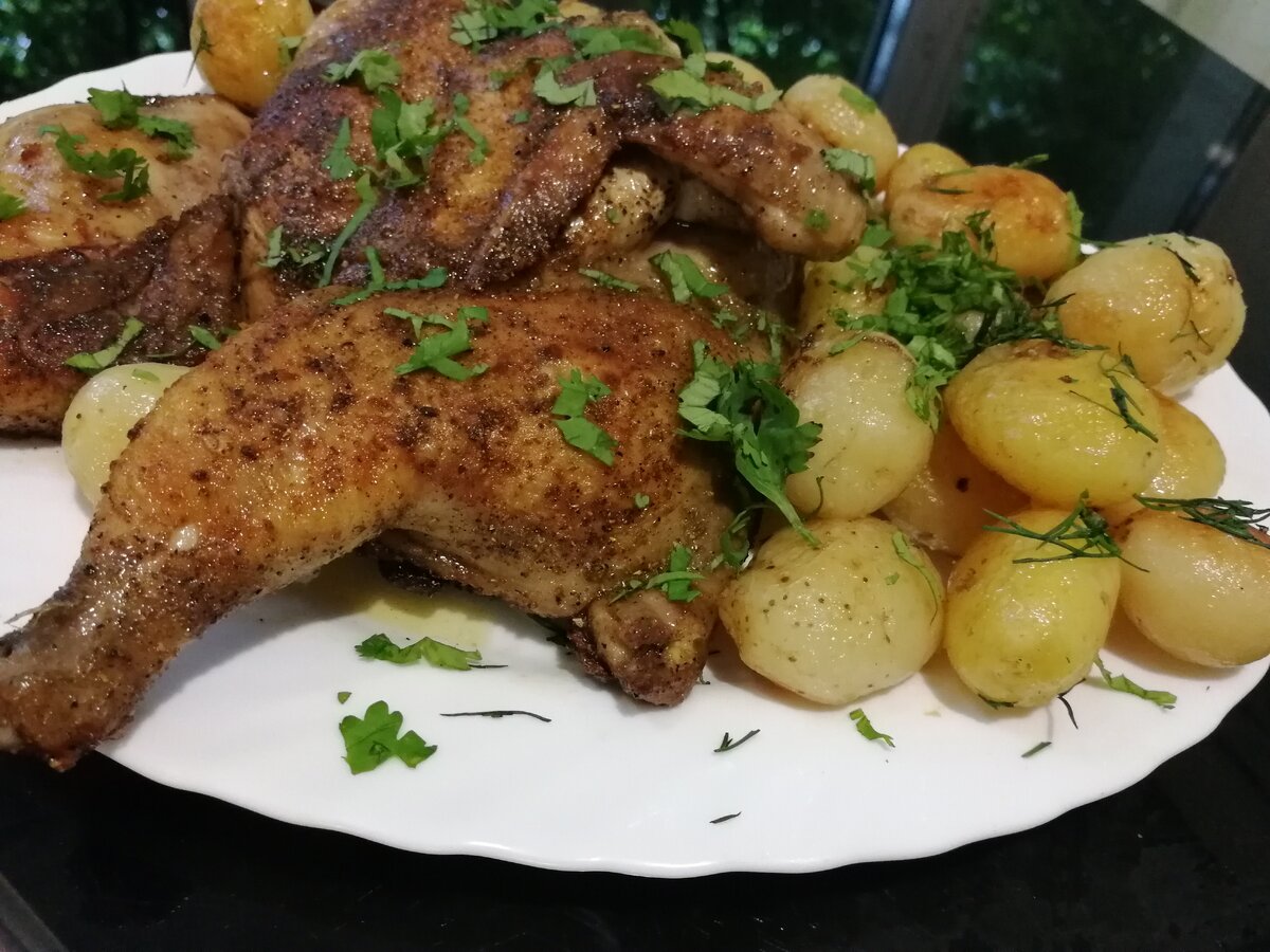 Ароматная курочка вместе с хрустящей картошечкой! Ммм!