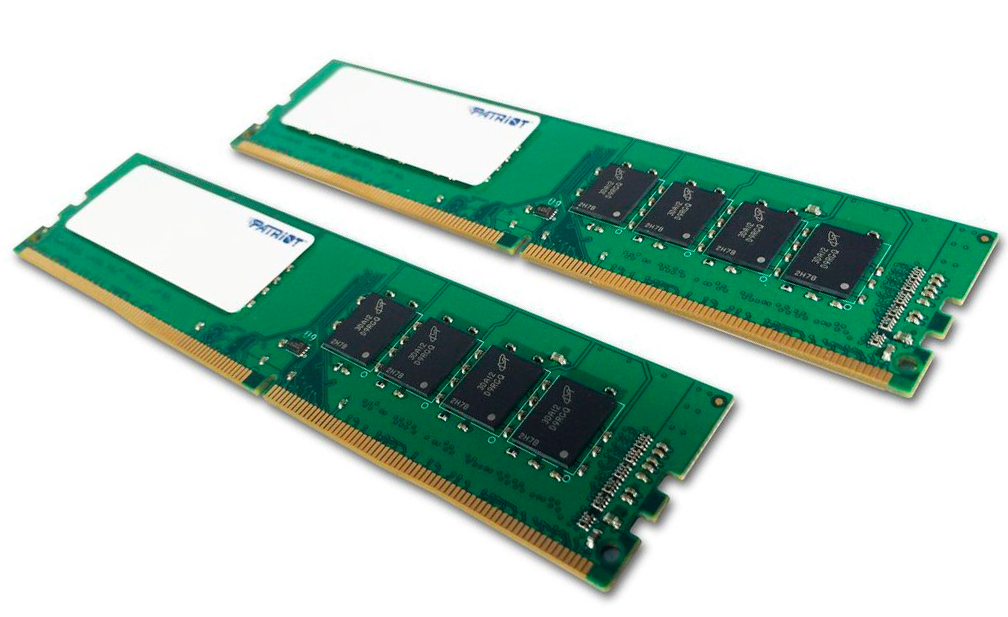 Если ответить банально на вопрос, для чего нужна оперативная память в компьютере, первое что приходит на ум, так это просто для работы системы в целом. Извлеките модуль памяти и попробуйте запустить системный блок. Загрузки ПК не произойдет, только будет виден на мониторе черный экран и слышен неприятный звук. 
Такой сигнал обуславливается тем, что система понимает отсутствие важной комплектующей детали, и пытается предупредить об этом. Для начала давайте разберемся вообще что такое оперативная память и для чего она нужна.

Оперативная память – память в которой хранятся временные данные в процессе их выполнения. Ее еще называют ОЗУ (оперативно запоминающее устройство). Она является энергозависимой, так как пока подается питание на модуль памяти, приложения находятся в ней  и исполняются процессором. Если систему выключить или произойдет перебой с питанием, исполняемые в ней процессы безвозвратно теряются.

Как и жесткий диск, ОЗУ имеет собственный объем памяти. На раннем развитии информационных технологий объемы памяти исчислялись в мегабайтах. В современное время уже никого не удивишь 4 ГБ оперативки и выше.

Прежде всего самое важное отличие в предназначении. Жесткий диск выполняет функцию сохранения данных. Оперативная память же предполагает временное хранение промежуточных данных, которые со временем меняются полностью или остаются неизменными, и исполняются пока работает компьютер.

Второе отличие. Различная скорость работы. Обуславливается тем, что жесткий диск предназначен для других целей. Если часть функций ОЗУ начинает использовать данный ресурс, это приведет к заметному снижению производительности.

Как работает оперативная память в Windows?
Выше было сказано, что при отсутствии модуля памяти система работать не будет. Хотя, на ПК, установлена Windows. Так почему же не происходит долгожданной загрузки? Ответ прост, ведь операционная система, так же состоит из файлов. А для полной работы необходима загрузка этих исполняемых файлов Windows.

Когда видно логотип Windows и бегающую полоску загрузки, в этот момент в оперативку загружаются компоненты операционной системы. Запускаются основные службы, процессы, открывается рабочий стол. Далее когда запустились основные процессы, стартуют программы, которые помещены в автозагрузку, конечно если такие имеются.

Любые ваши действия, запуск любого приложения, поместит процесс в оперативную память. В диспетчере задач, во вкладках процессы и быстродействие (Производительность на windows 8/8.1/10), наглядно видно объем физической памяти, а так же количество свободной и занятой памяти.