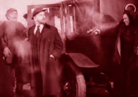 Сцена покушения на Ленине из фильма "Ленин в 1918 году"
