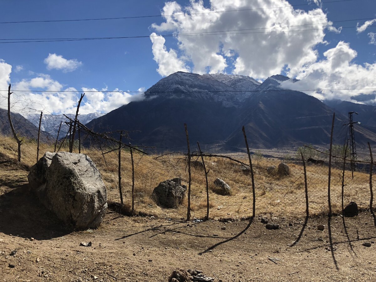 "Я его слепила из того, что было" – пела, очевидно, про этот забор Алена Апина (еще в 1994 году).