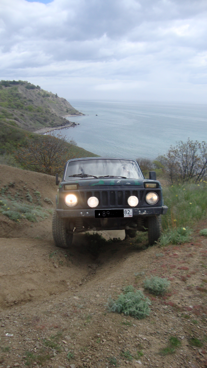 Незаконные перевозки туристов уничтожают культурный слой почвы.