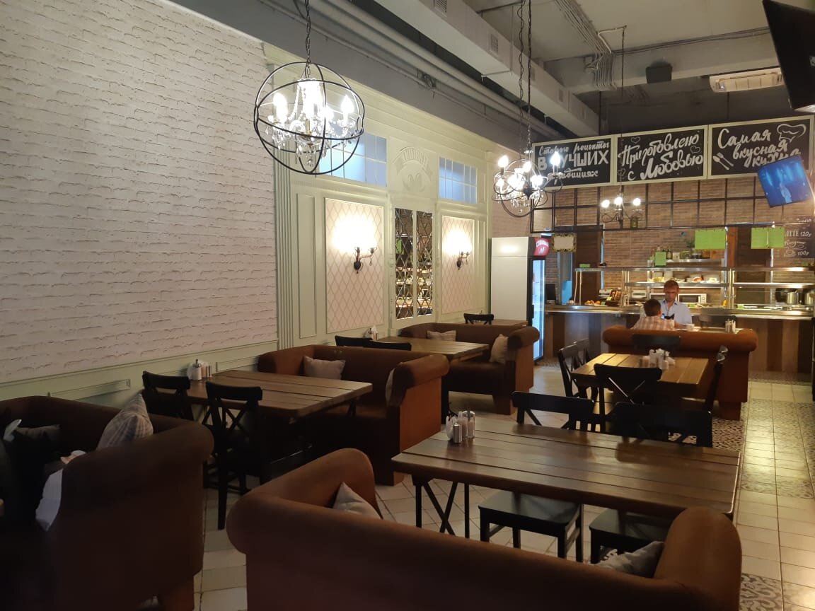 Интерьер. Уютные столики, удобные диваны.