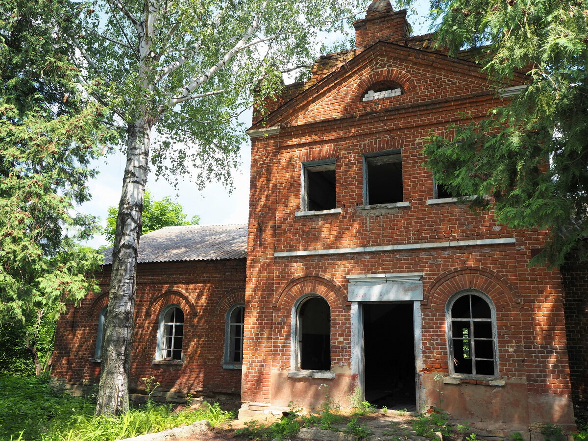 В 1912 г. усадьба была продана князю Оболенскому, а тот вскоре перепродал ее графу Голенищеву-Кутузову, ставшему последним владельцем поместья. После Октябрьской революции имение перешло в собственность народа, большинство построек было разрушено. Мельницу местные жители отстояли: она была основой села, давала людям заработок. И после Великой Отечественной войны до появления подстанций мельница давала жителям электричество. В бывшем особняке работал детский противотуберкулезный санаторий, во время войны располагался военно-передвижной госпиталь - сюда поступали раненые с Орловско-Курской дуги. 