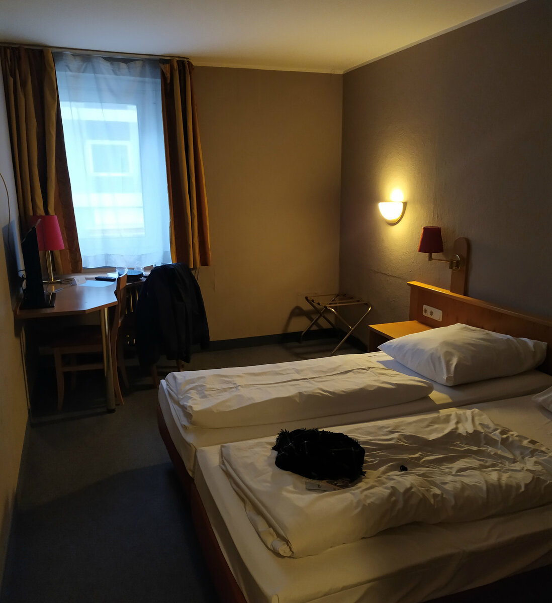 И да, в Мюнхене мы останавливались в отеле Smart Stay Hotel Schweiz. Один из самых дешевых в допустимом для нас отдалении от центра. На фото наш номер - довольно просторный и почти уютный, хоть и с весьма скромной обстановкой.