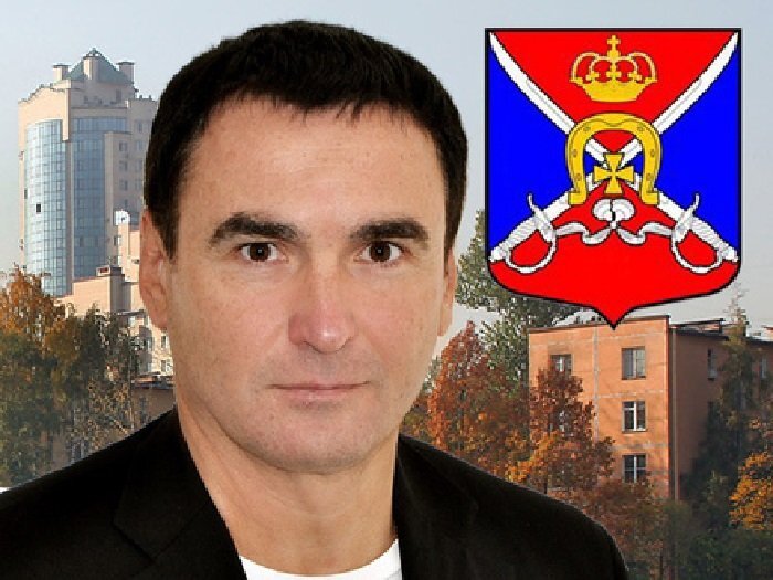 Вадим Сагалаев и герб округа. Коллаж "Фонтанка"  