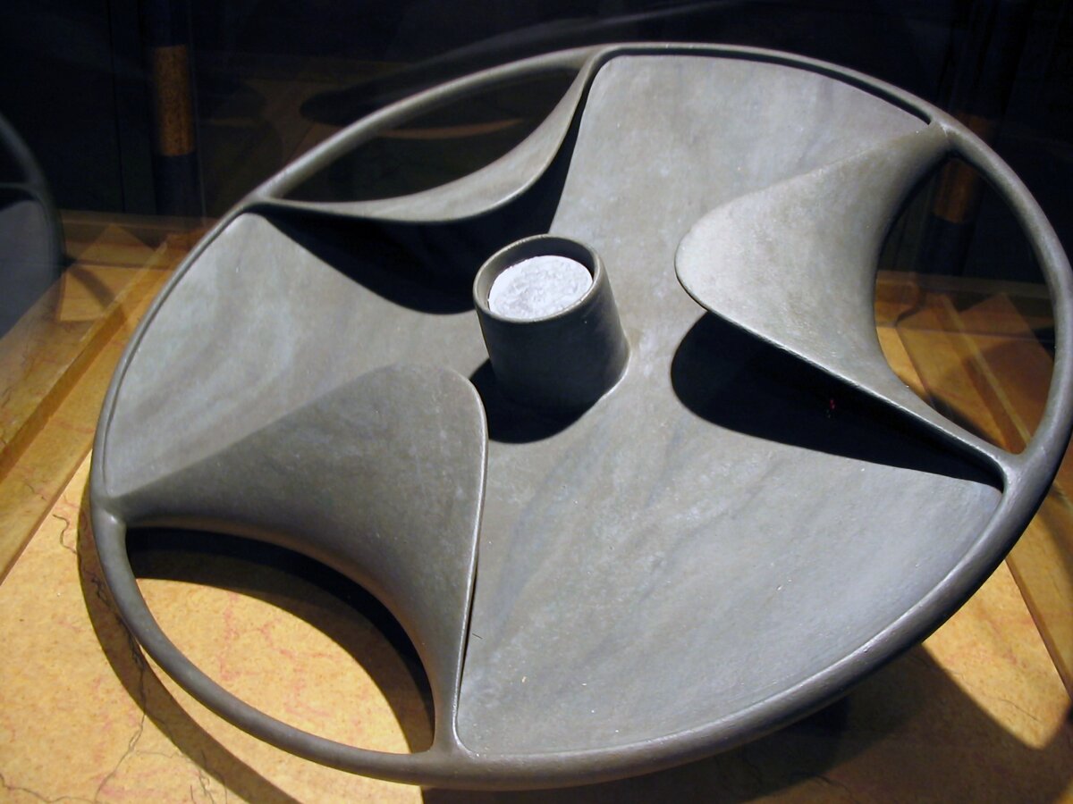 Диск необычной формы, выполненный из камня и металла, мог быть чем угодно - пропеллером, колесом, тарелкой или бетономешалкой