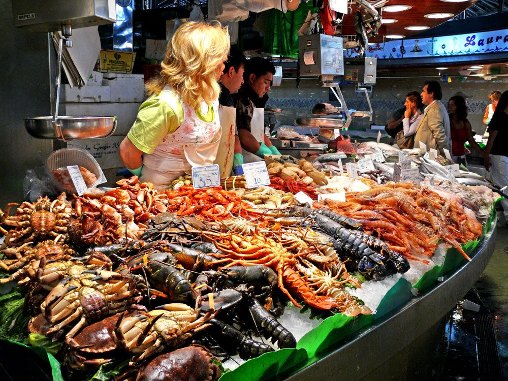 Известный рынок. Рынок la Boqueria в Барселоне. Ла Бокерия Барселона. Рынок Бокерия в Барселоне, Испания. Рынок Бокерия рыба.