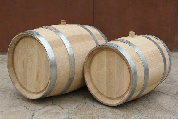  Знаете ли вы, что настаивание самогона в дубовых бочках делает этот в общем-то банальный продукт благородным напитком?