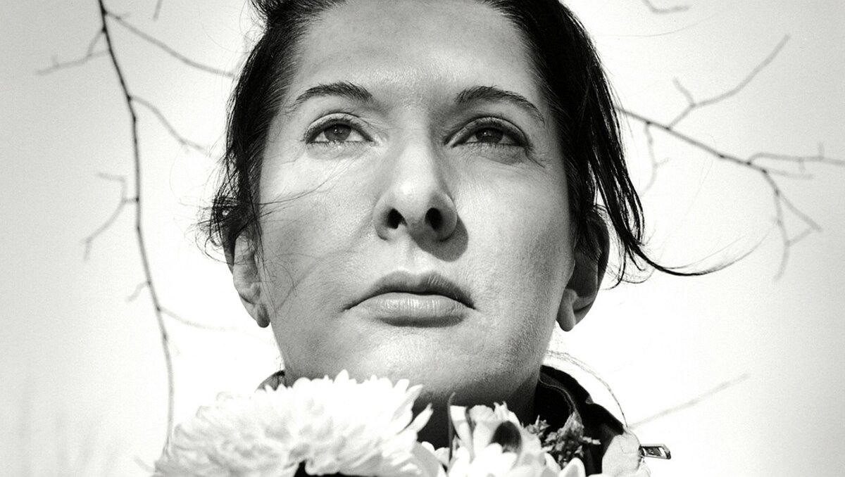 Марина Абрамович. Портрет с цветами. 2010 / Марина Абрамович, courtesy Архив Марины Абрамович и Sean Kelly Gallery, Нью-Йорк

