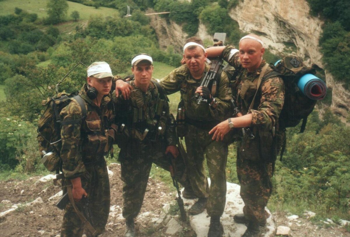 Александр Вольф второй слева