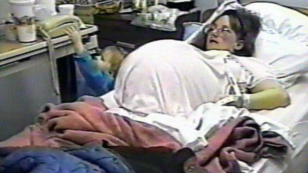 Сказать, что живот Бобби перед родами был просто огромный – ничего не сказать