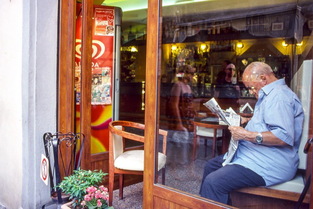 Фото: Flickr (может и правда газету читает, а может в юности выучил русский и сидит уши греет!)