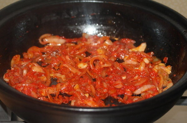 Борщ на зиму с капустой, чесночком и томатной пастой - идеальная заготовка!