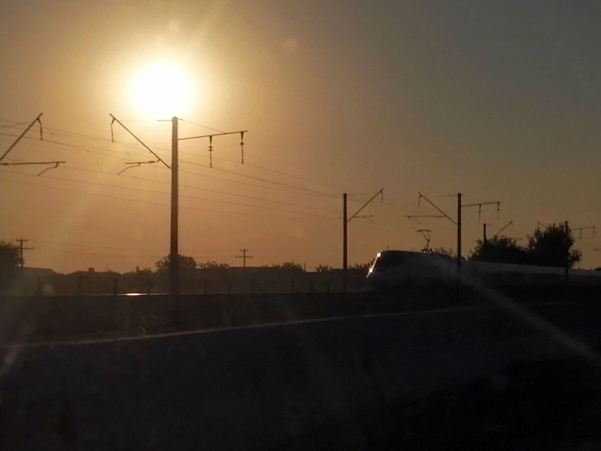 Мчится скоростной поезд "Афросиаб", полный туристами, то ли в Бухару, то ли в Шахрисабз...