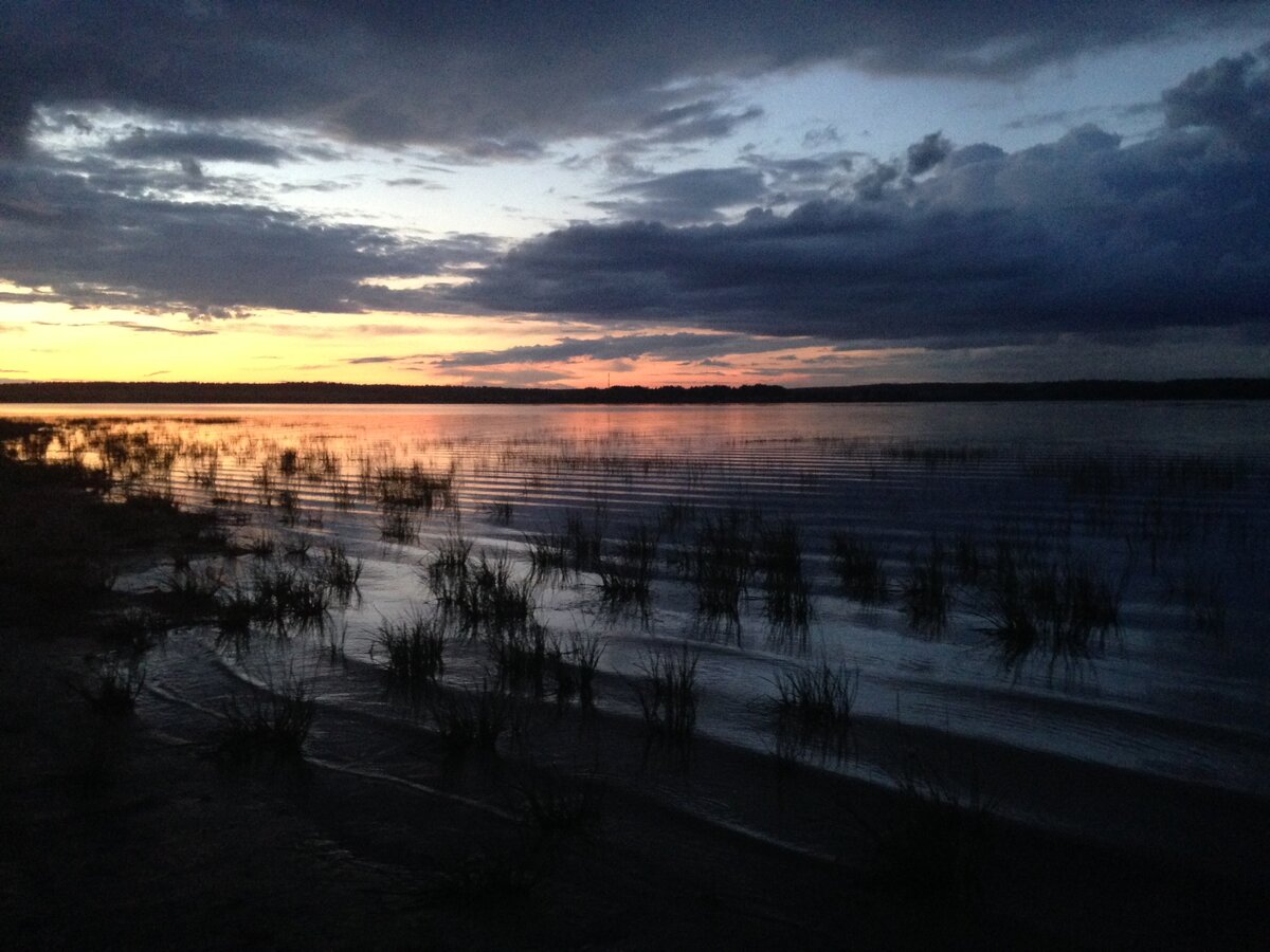 Основное зеркало водохранилища шириной километров пять. Добра там лежит - не счесть..