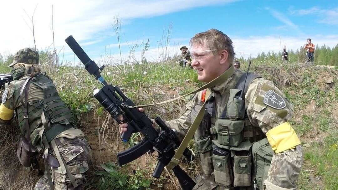 Игрок с приводом Ак-74М с установленным на него ПОСП 4х24, ПБС и подствольным гранатометом ГП-30. Разумеется все страйкбольное, кроме ПОСП - прицел оригинальный, охотничий.