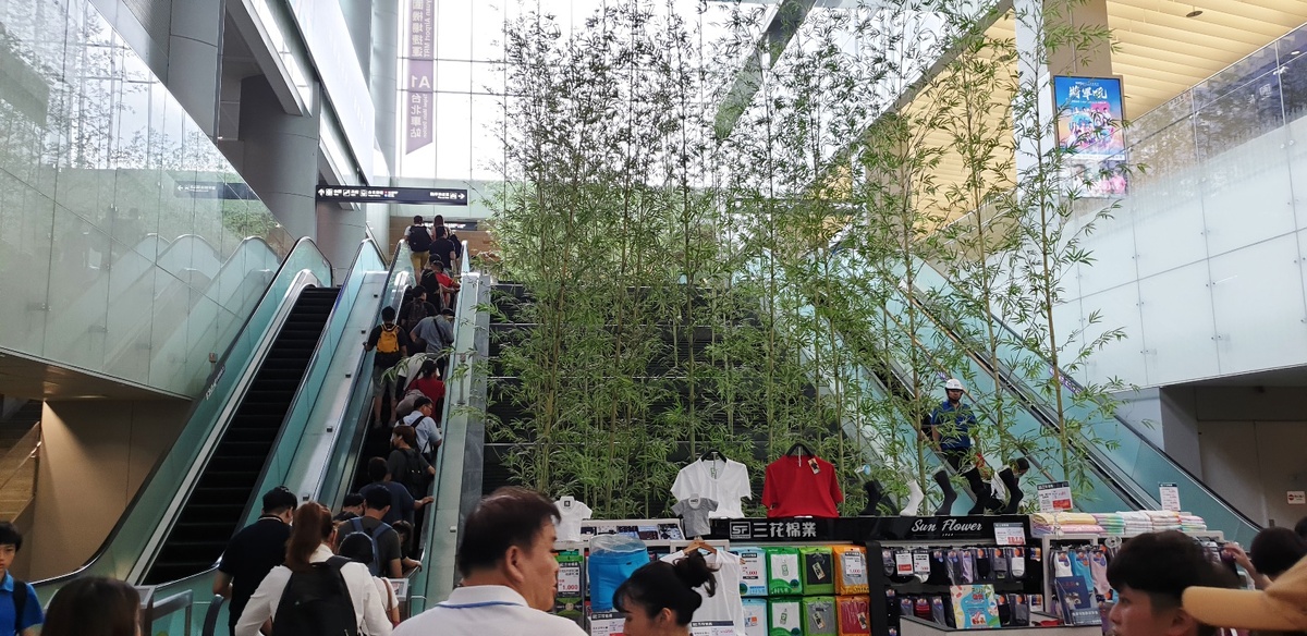 Немного природы в метро