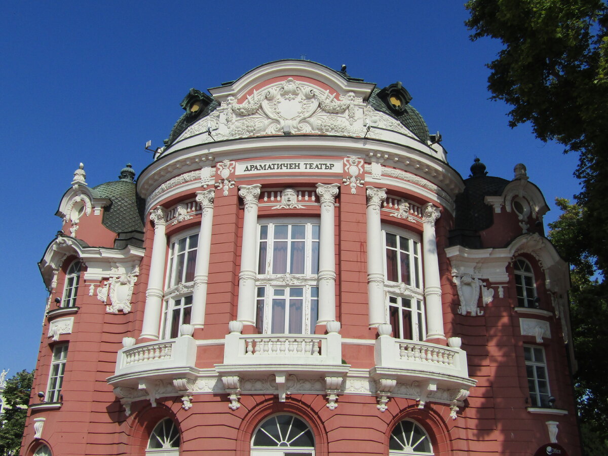 Центр Варны, драматический театр.
