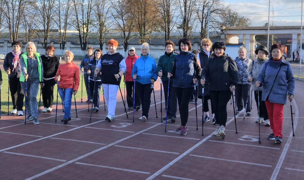 Город Абинск. Члены клуба "Школа здоровья" на городском стадионе.