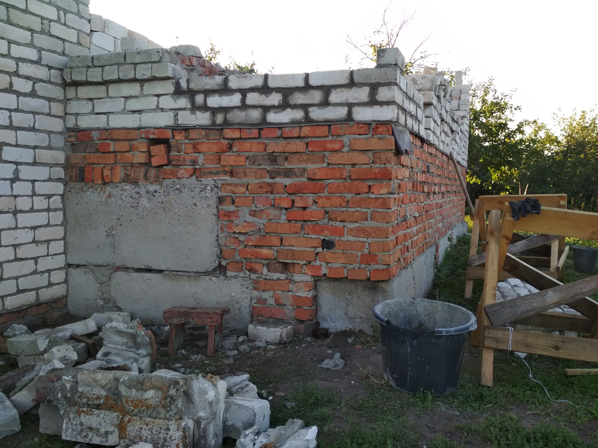 Переделка стены дома после наемных строителей