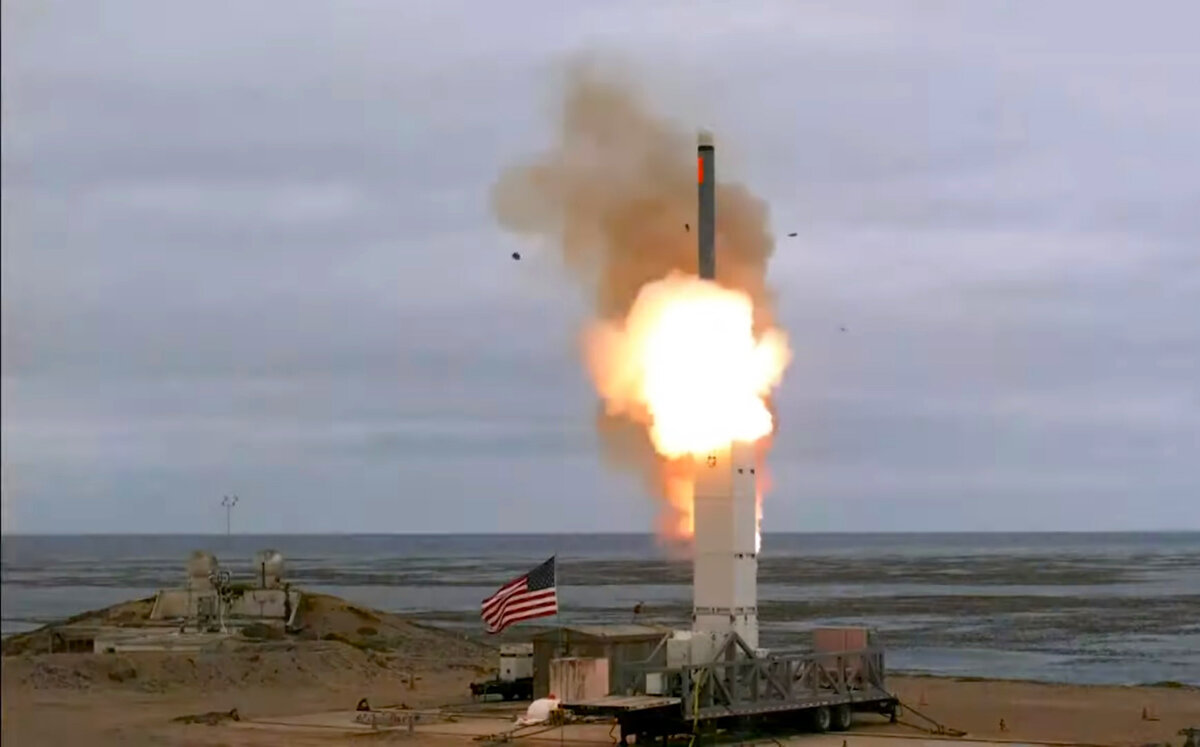 Запуск крылатой ракеты "Tomahawk".  Остров Сан-Николас США. 18 августа 2019 года.