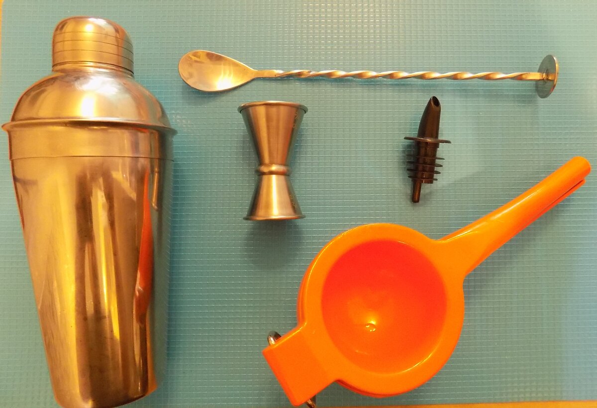 Всё что необходимо для домашнего бара - черная пробка на фото носит название гейзер и нужна для удобства наливания напитков из бутылок. Пилер завалялся где-то и на фото не попал :) 