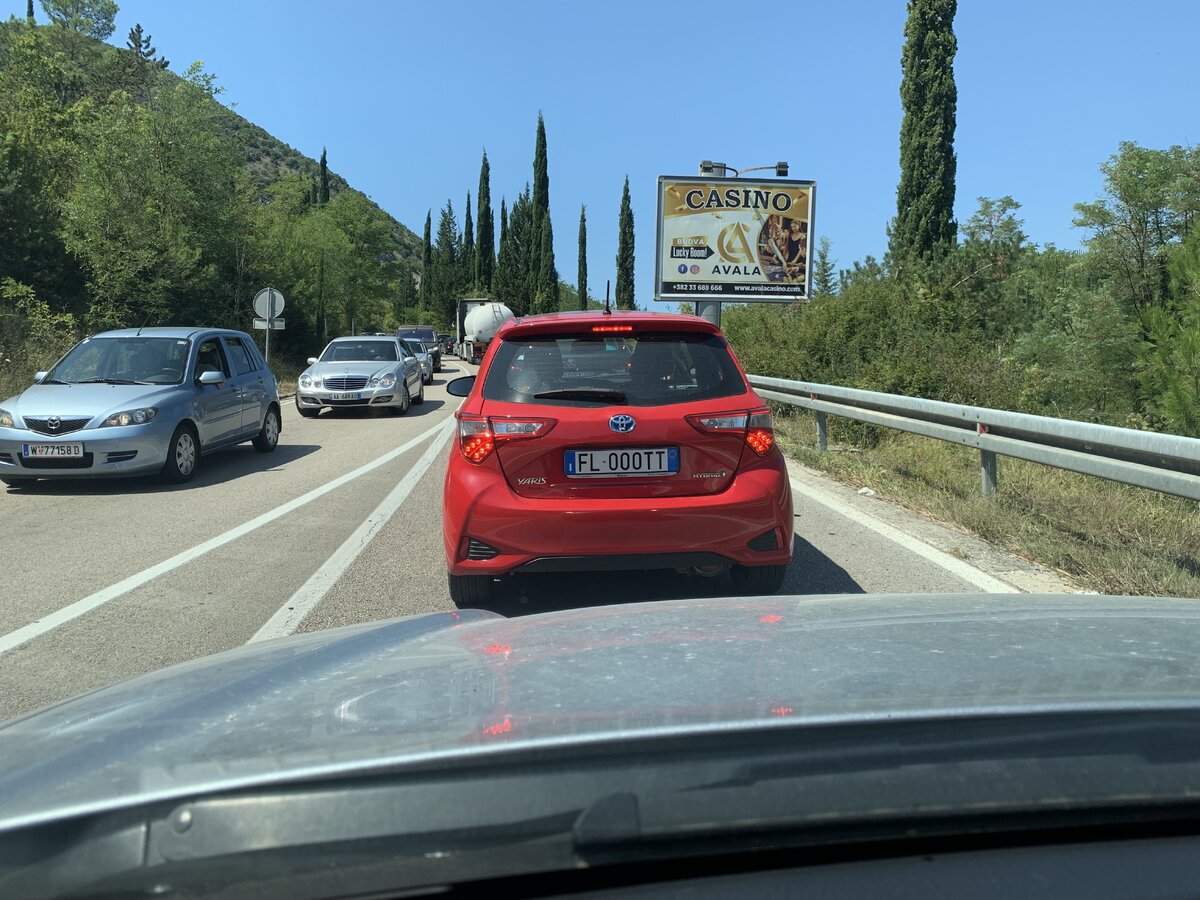 Пробка начинается далеко сзади и уходит воооон за ту гору. А номер у него огонь! 