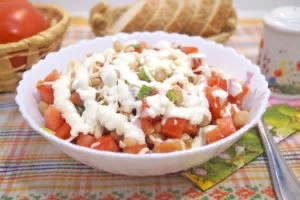 Садат с фасолью и помидорами.