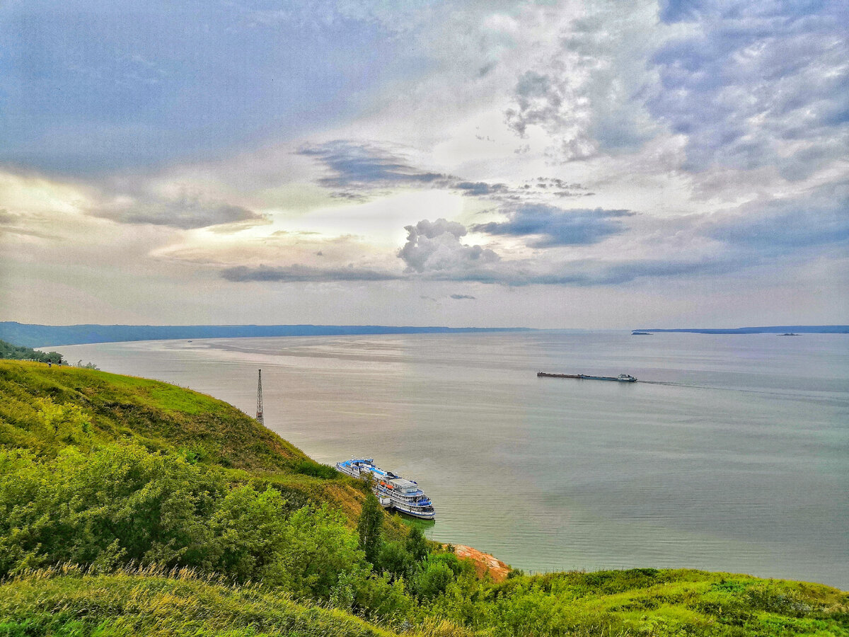 На этом фото нынешняя Волга ниже устья с Камой. В древности здесь протекала древняя Кама, а куда девалась Волга будет в этом тексте. 