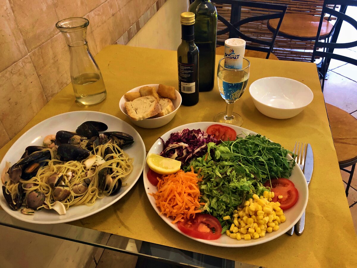 Просто и вкусно. Утренний улов и салат - порция на одного. Где-то у меня было фото чека, потом уточню сколько это стоит.