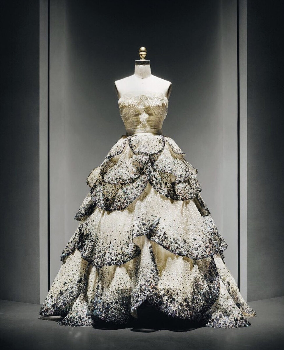 Выставка Christian Dior: Designer of Dreams / Источник: Instagram @thecutfashionacademy