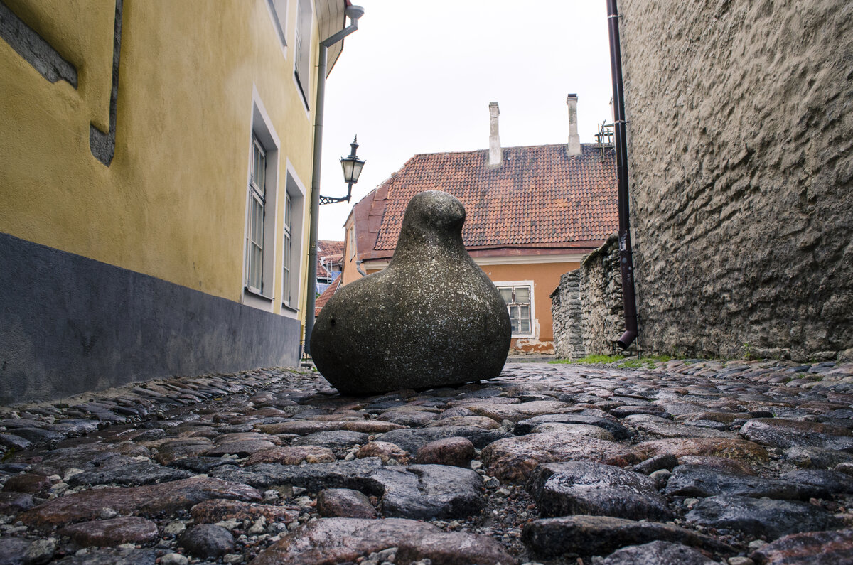 А еще в Таллине очень креативные заградительные камни