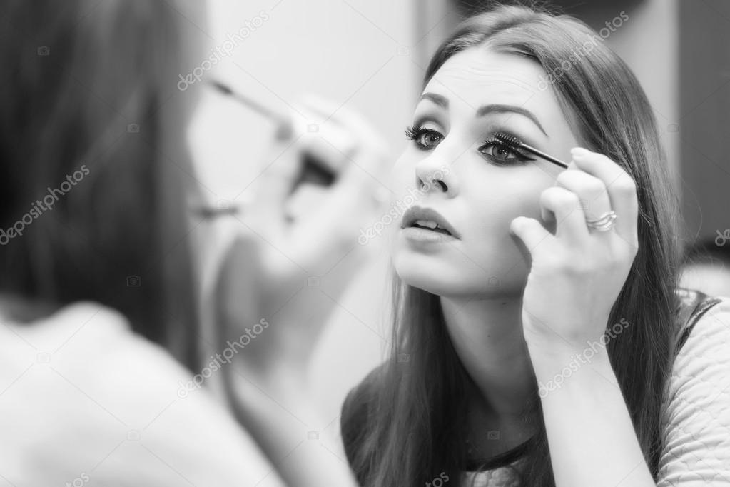 https://st2.depositphotos.com/2884373/10742/i/950/depositphotos_107425394-stock-photo-brunette-woman-applying-make-up.jpg
