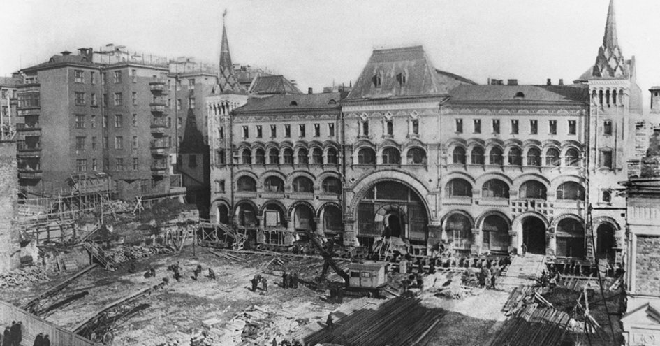 В ссср передвигали дома. Саввинское подворье на Тверской передвинули. Саввинское подворье на Тверской улице в 1907 году.. Саввинское подворье передвижка. Передвижка Саввинского подворья на Тверской 1938.