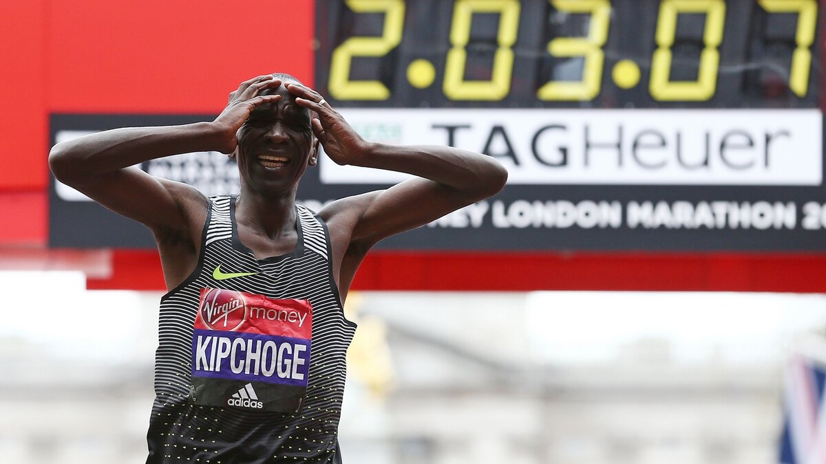 Рекорд забега. Элиуд Кипчоге. Финиш Кипчоге. Кенийский марафонец Кипчоге. Кипчоге мировой рекорд.