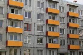 Креативно. Балконы разбавляют серость панельного дома (нет)