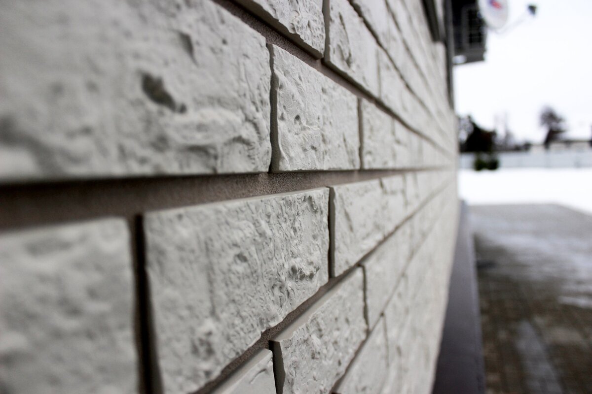 Производители имитируют кирпичную кладку с помощью керамического покрытия. Поверхность изделия может быть гладкой или рельефной.
