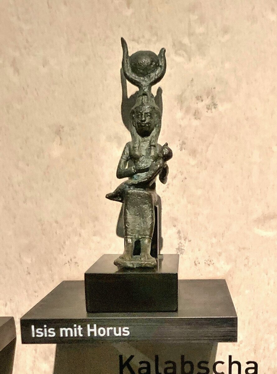 Пардон за качество фото, скульптура небольшая, телефон старался, но лучше не смог.