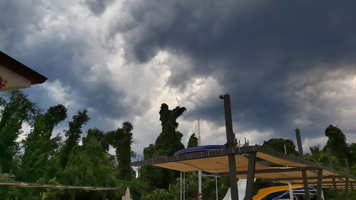Önce bulutlar toplandı 