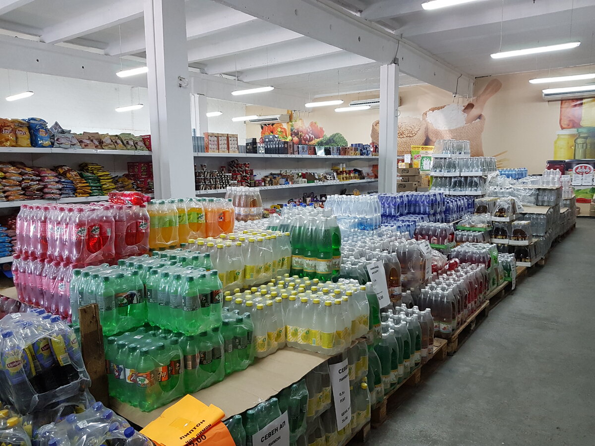 Зал просторный, но пока покупателей нет. (листайте вправо)