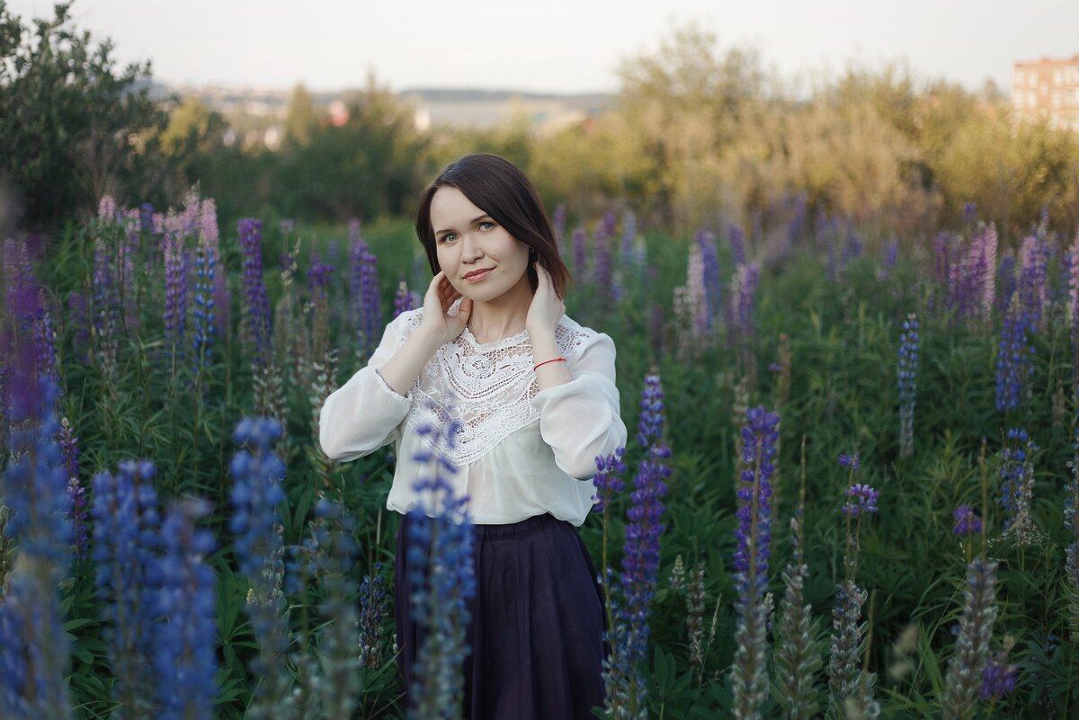 Рано отпустили таксиста. Оказалось он нас привез на... кладбище. Главное люпины нашлись)))