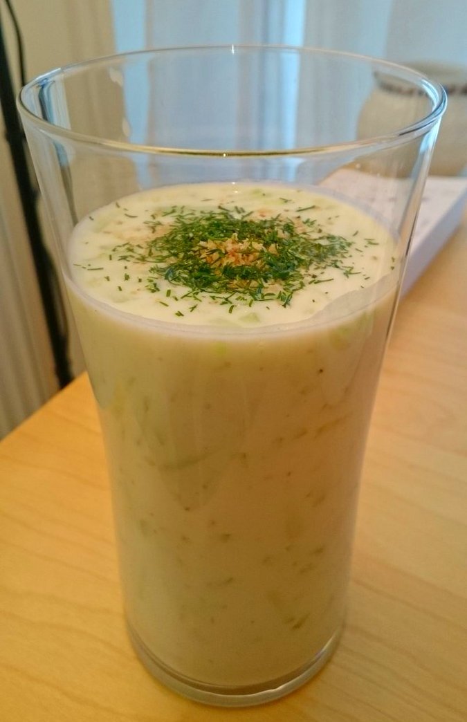 Таратор с огурцом, зеленым перцем, чесноком и зеленью. 