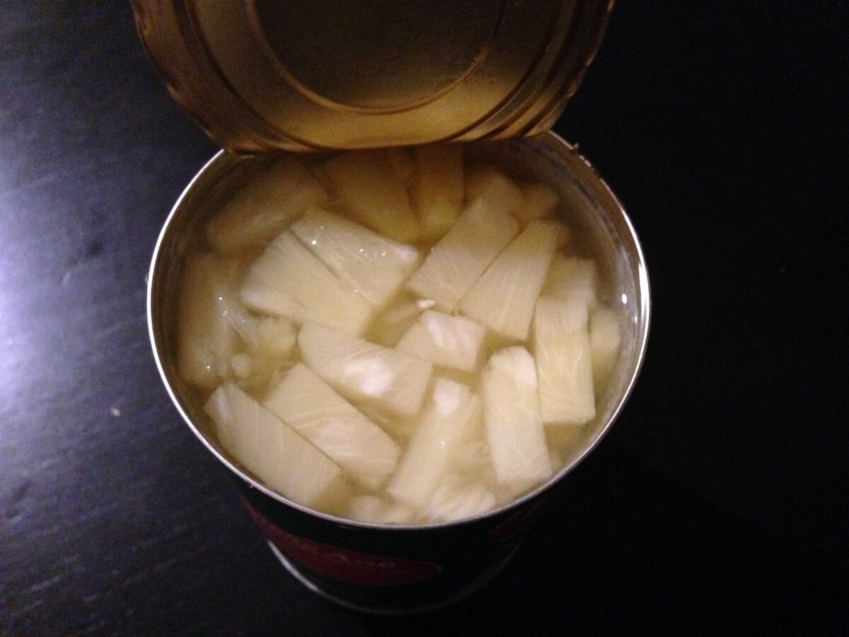 Кусочков ананаса в банке очень много, сироп их слегка прикрывает сверху