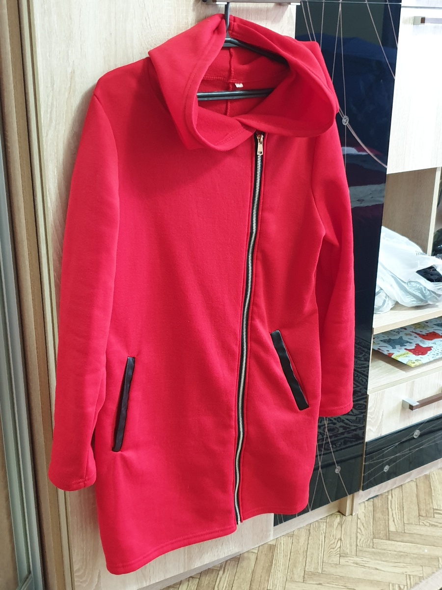 красная ветровка