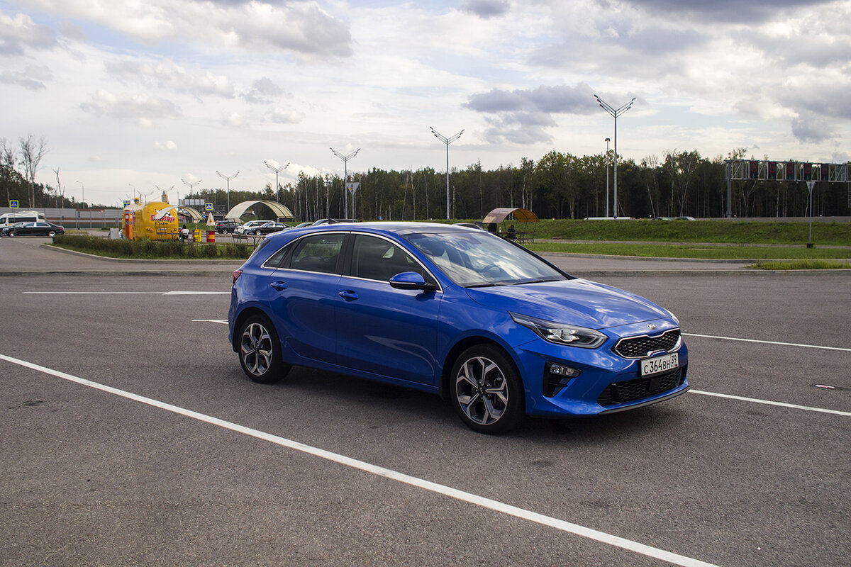 Автомобиль поездки – быстрый и экономичный Kia Ceed 1,4 T-GDI. Мощность двигателя составляет 140 л.с., разгон от 0 до 100 км/ч – 9,2 секунды. 